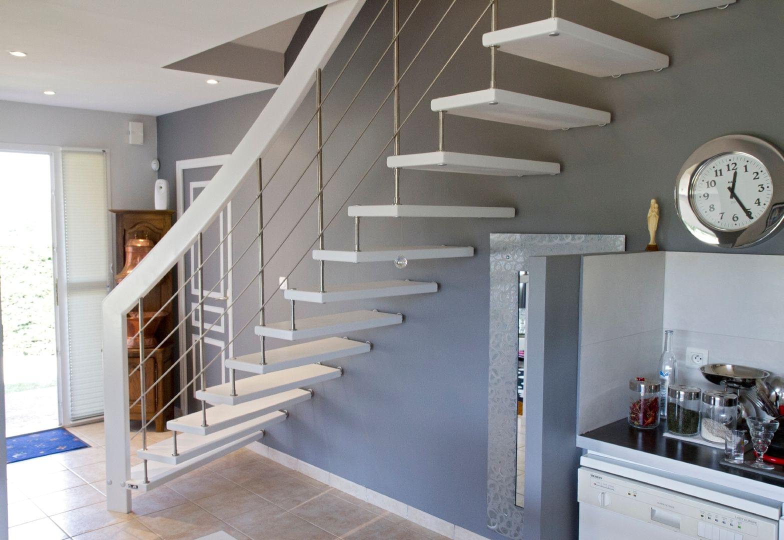 Escalier suspendu en bois laqué blanc, rampe a balustres en inox - Treppenmeister