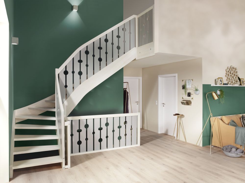 Escalier traditionnel en bois garde-corps moderne en bois