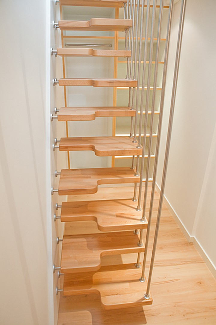 Escalier suspendu droit à pas japonais en bois garde-corps en métal - Treppenmeister