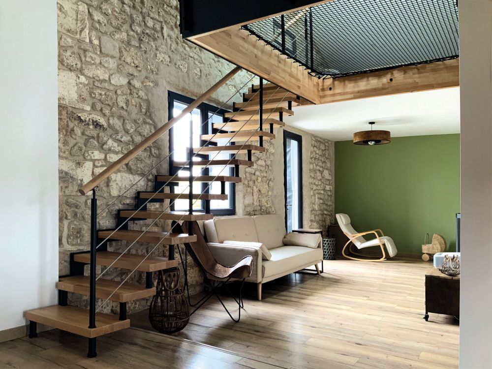Escalier autoporteur design en bois avec garde-corps en métal