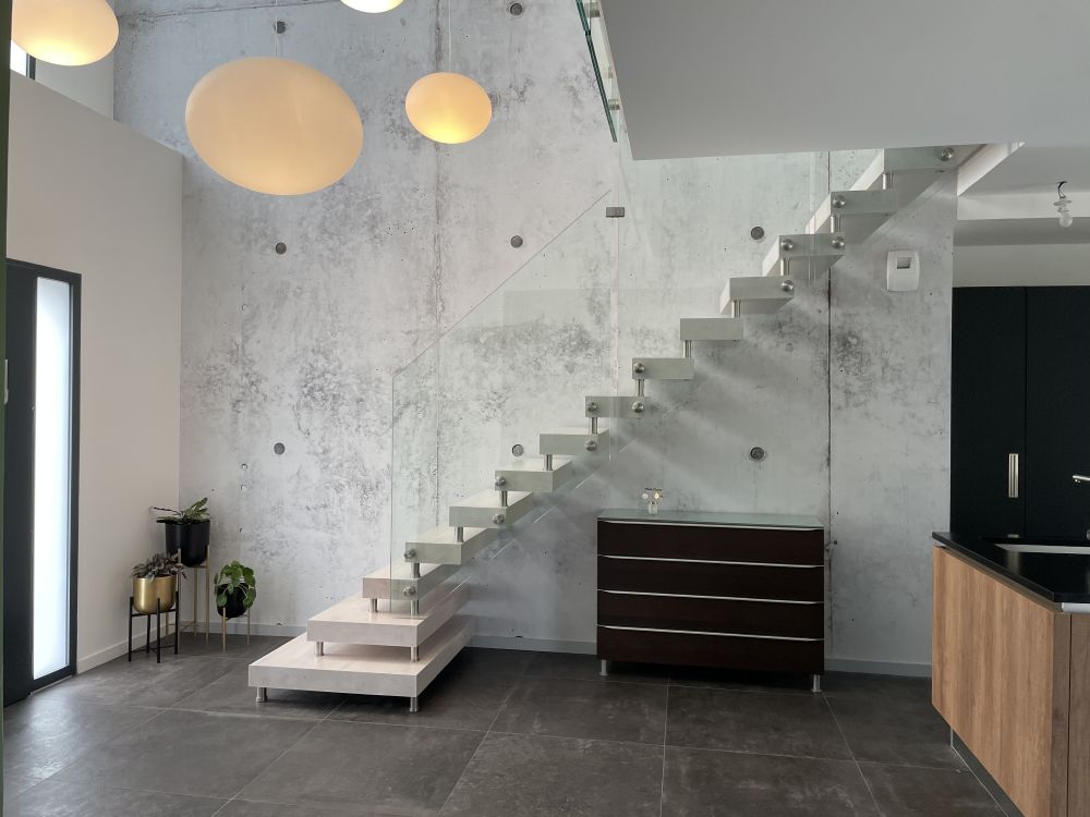 Escalier autoporteur droit en bois blanc avec garde-corps en verre