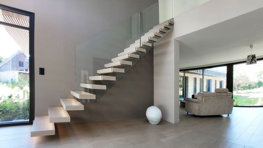 Escalier design autoporteur en bois teinté blanc garde-corps en verre Treppenmeister