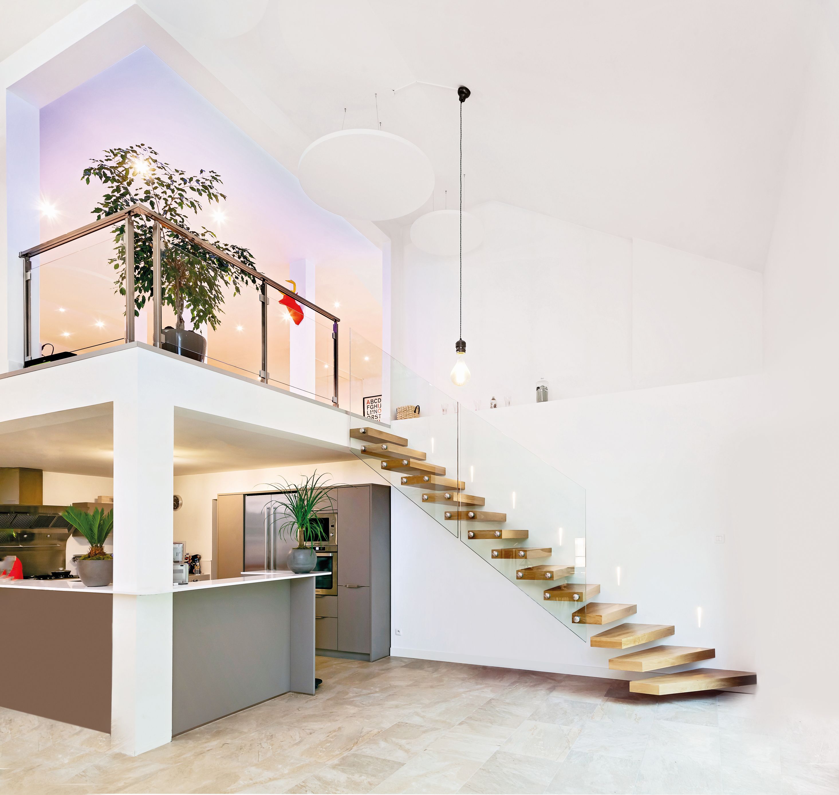 Escalier flottant en bois rampe en verre - Treppenmeister