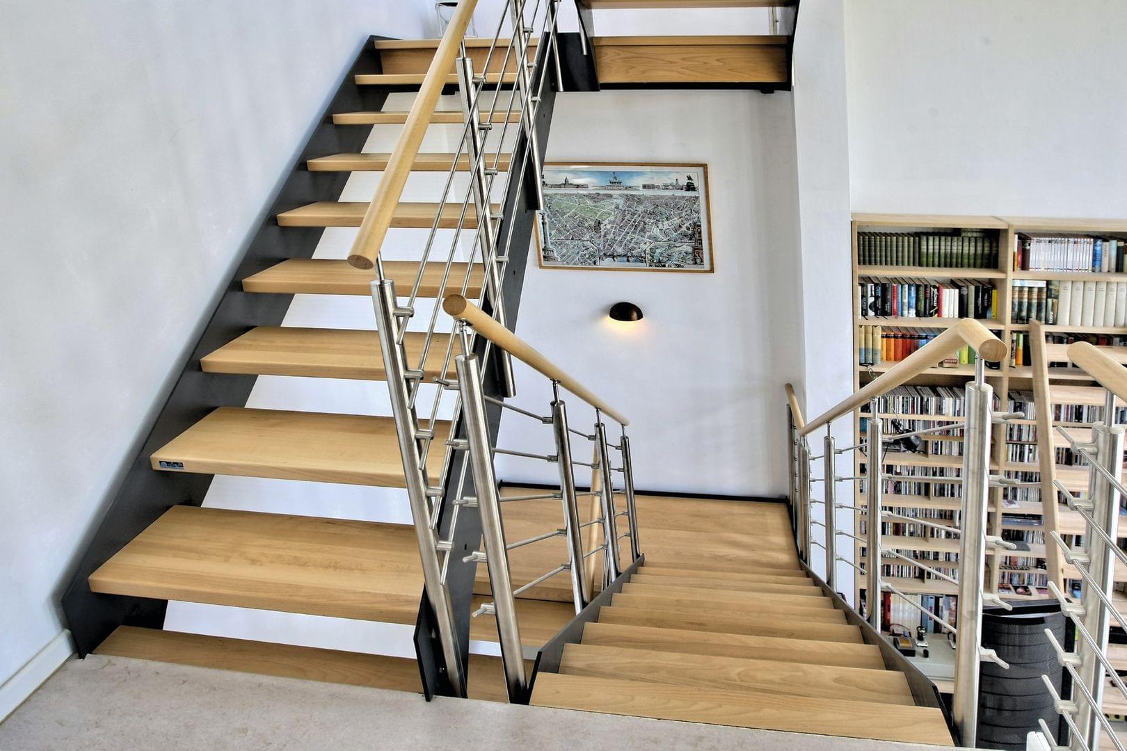 Escalier tournant avec palier type Loft, marches en bois, limons métalliques, garde-corps avec balustres en inox - Treppenmeister