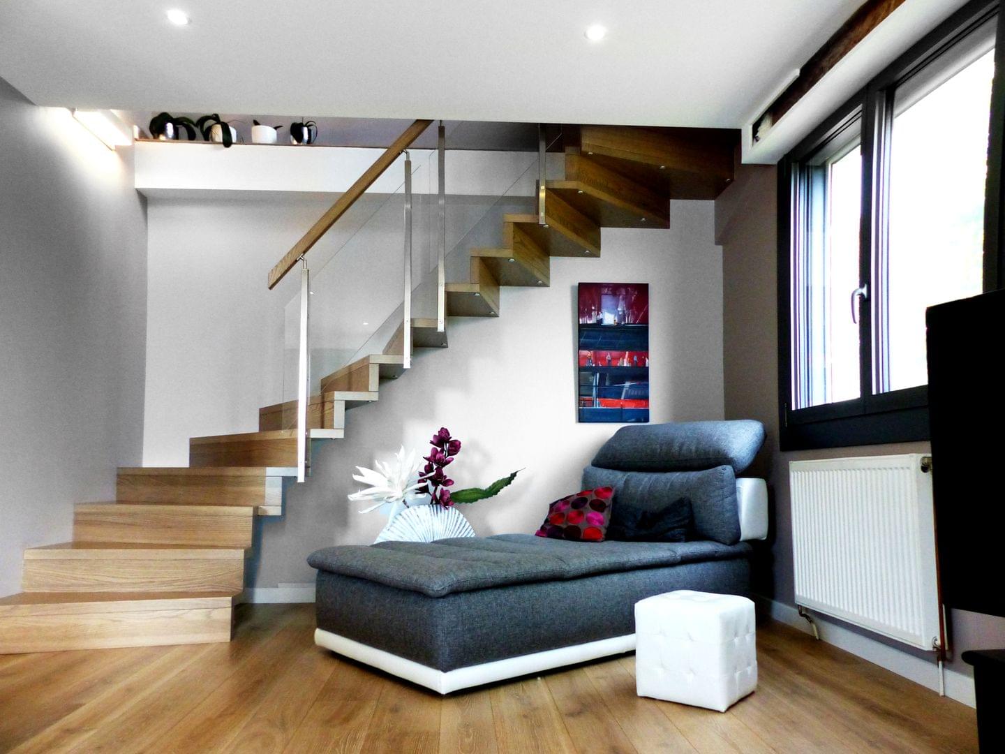 Escalier quart-tournant en bois avec contremarches et garde-corps en verre | gamme Linéa Treppenmeister