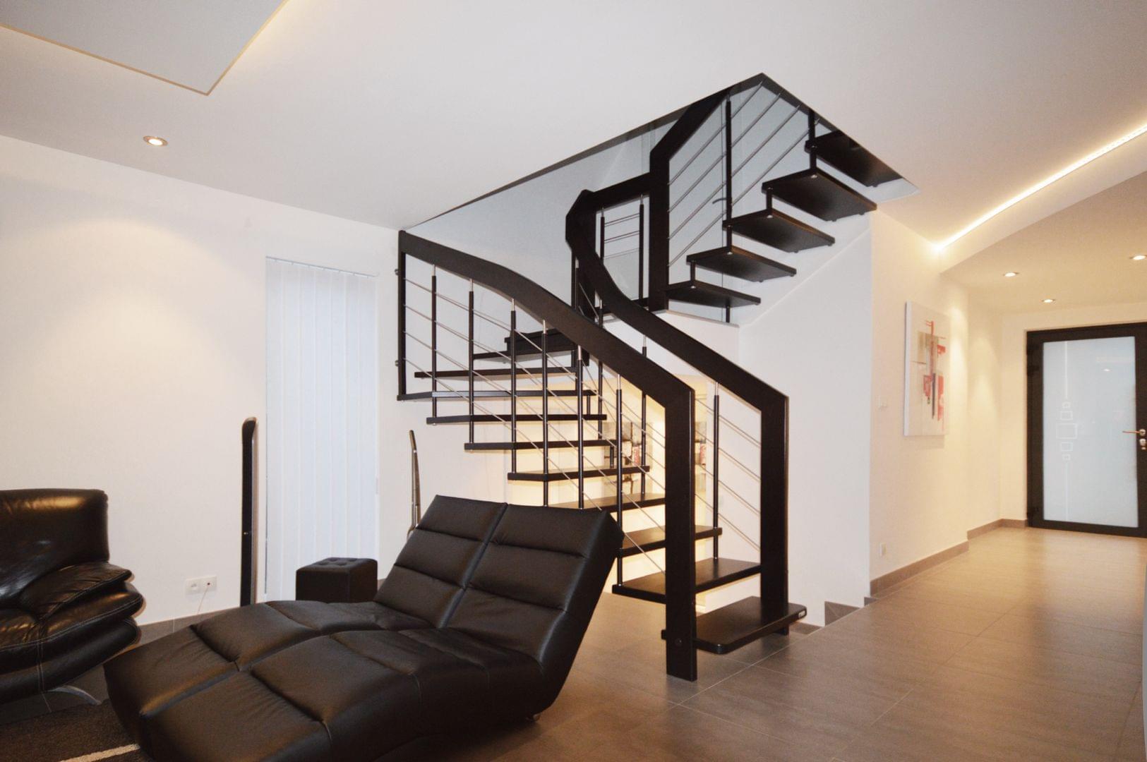 Escalier deux-quart-tournant en bois teinté noir garde-corps Reling en inox - Treppenmeister