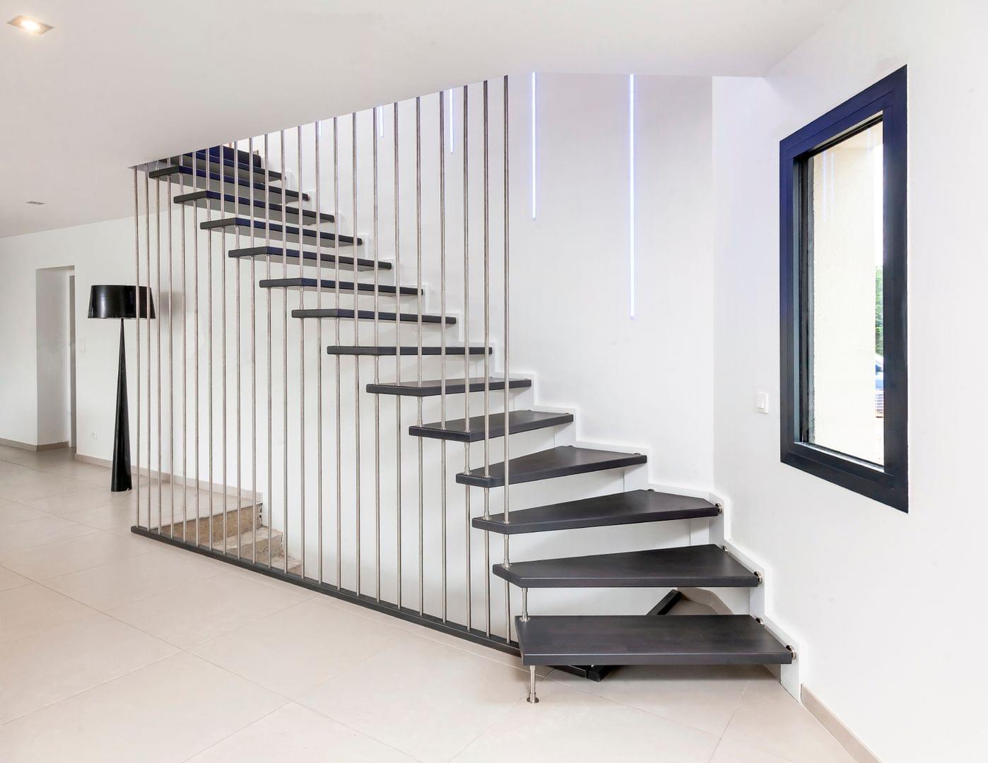 Escalier suspendu en bois, harpe en inox