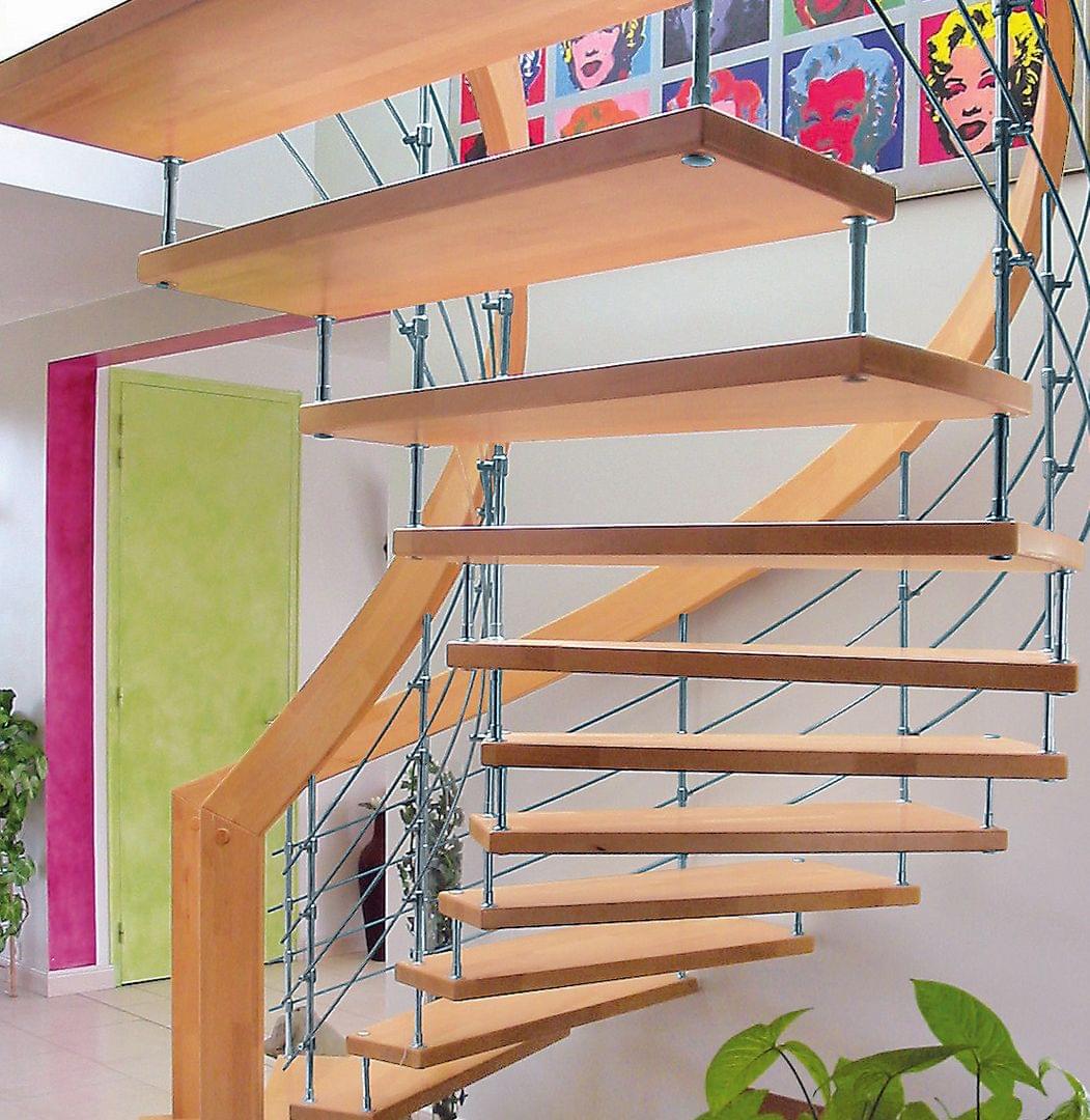 Escalier colimaçon design avec marches en bois massif garde-corps en métal Treppenmeister
