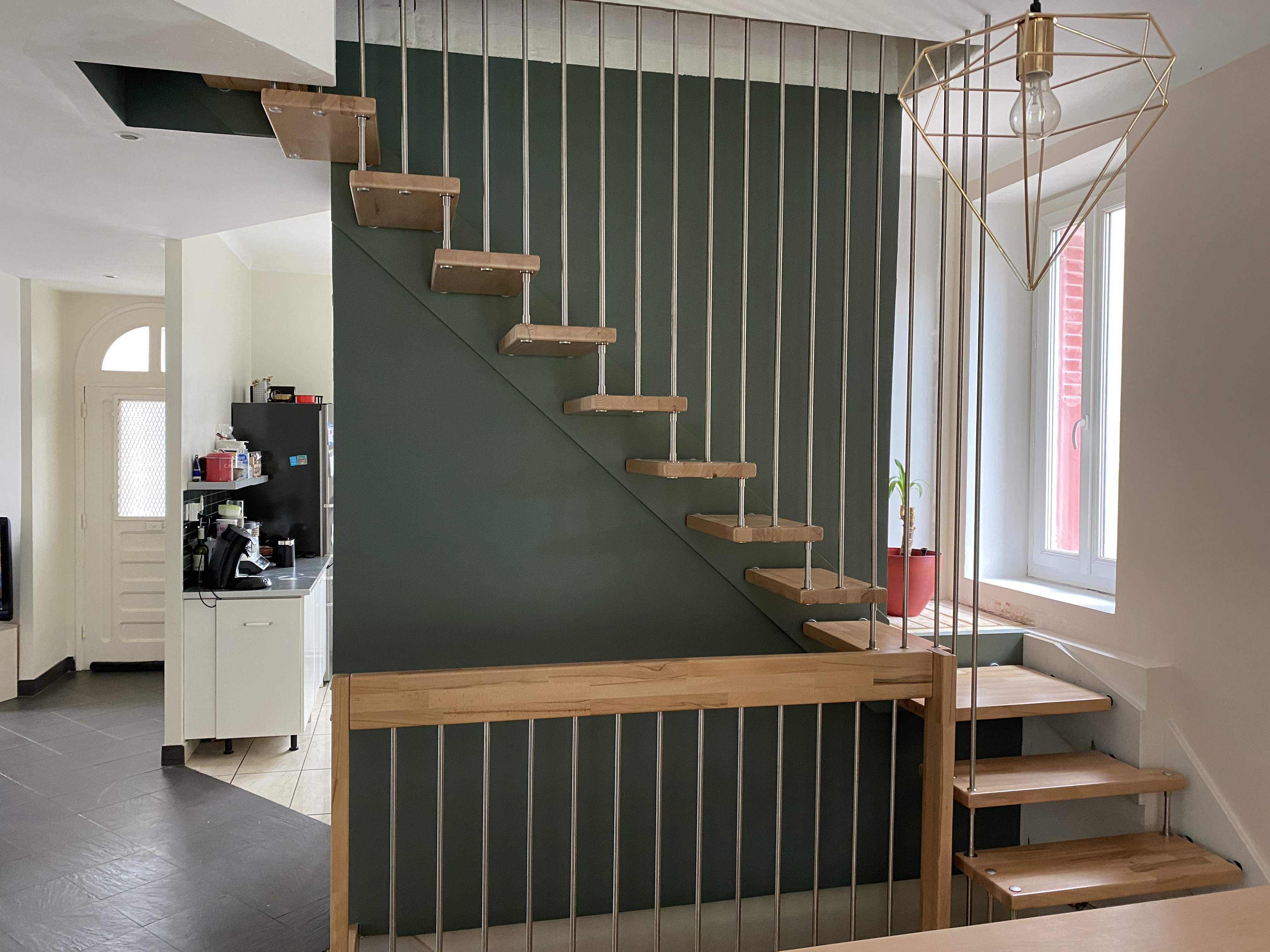 Escalier suspendu intérieur en bois avec rampe à balustres métalliques-Treppenmeister