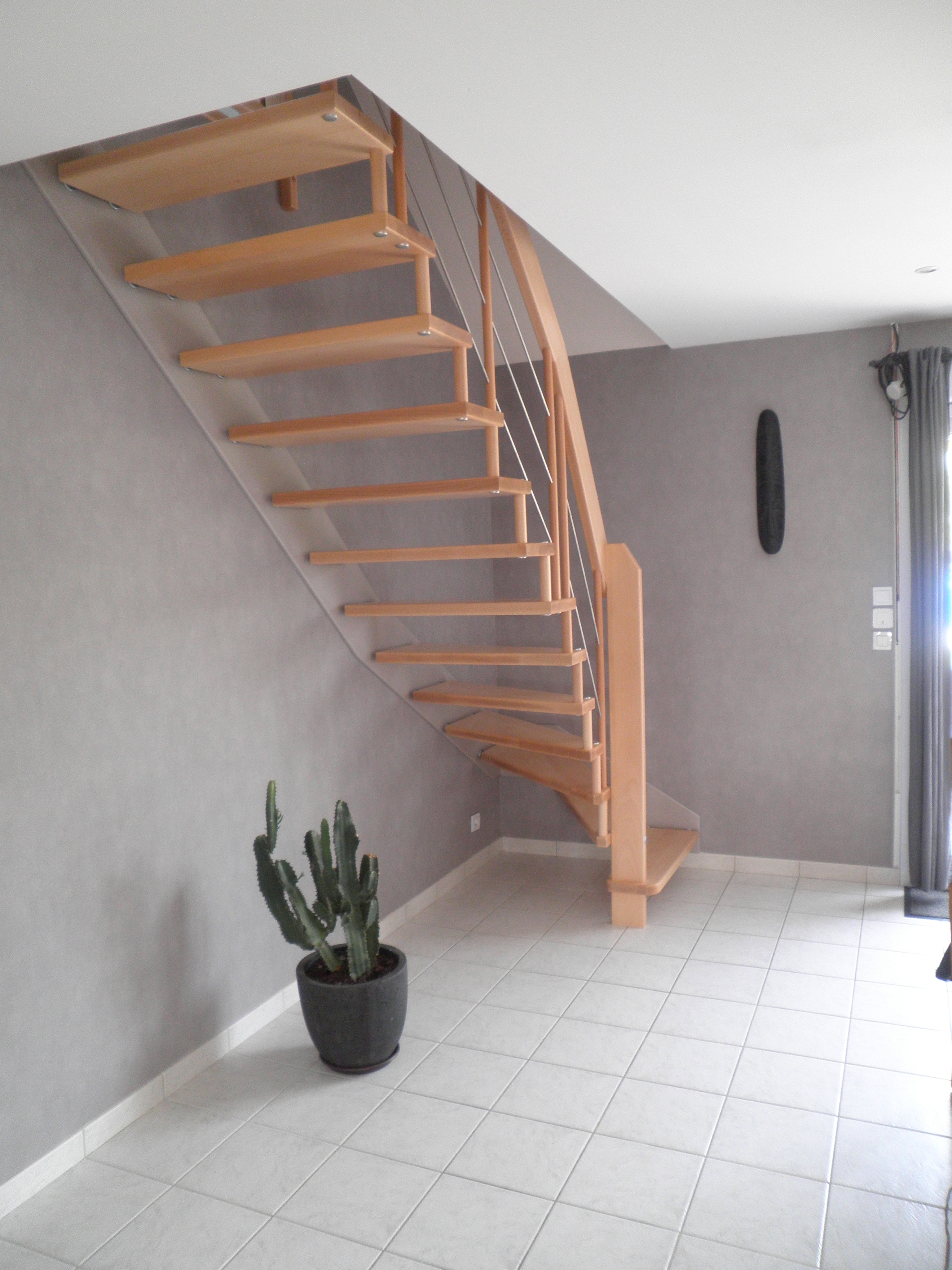 Escalier intérieur en bois avec garde-corps à balustres en inox
