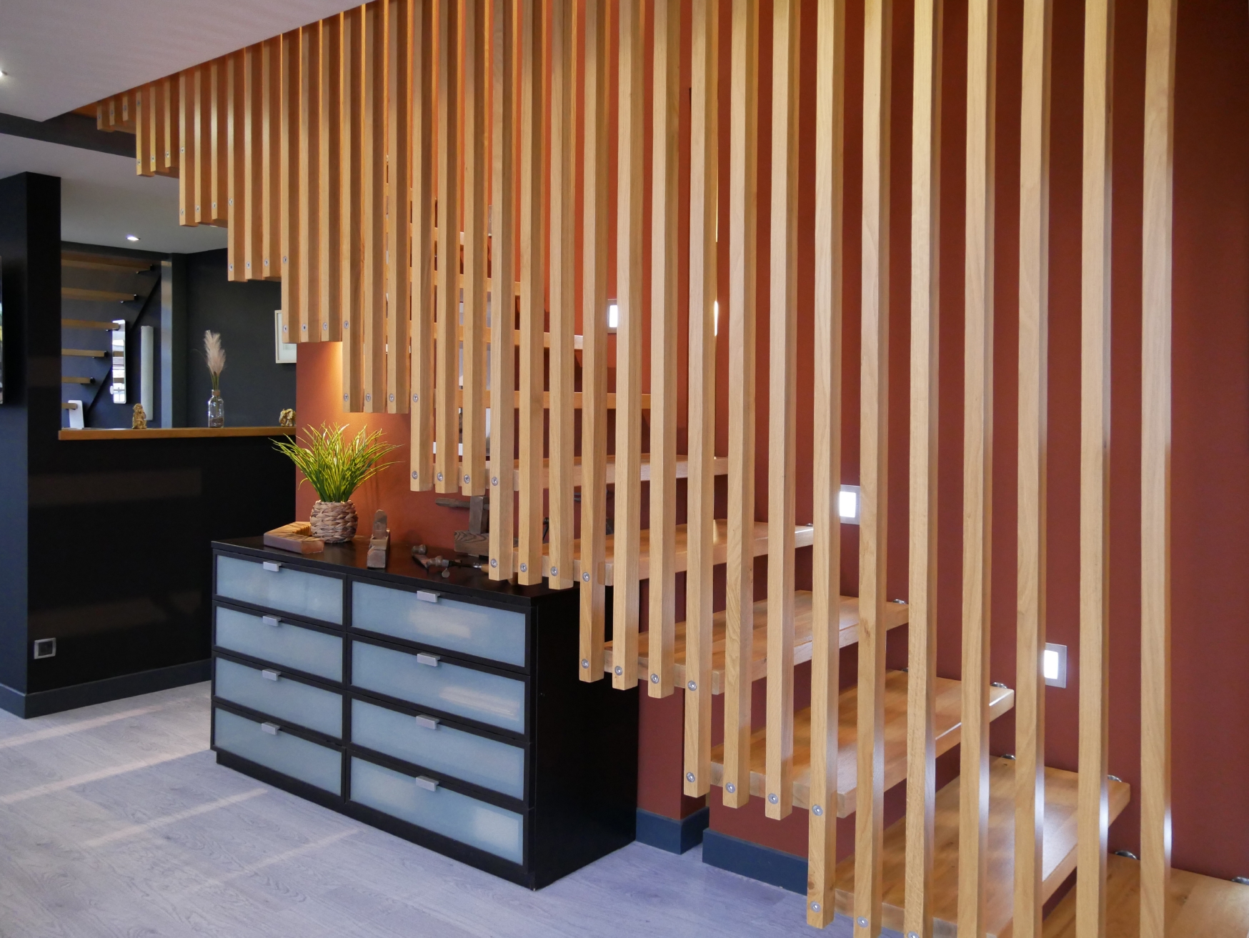 Escalier suspendu avec garde-corps type claustra en bois