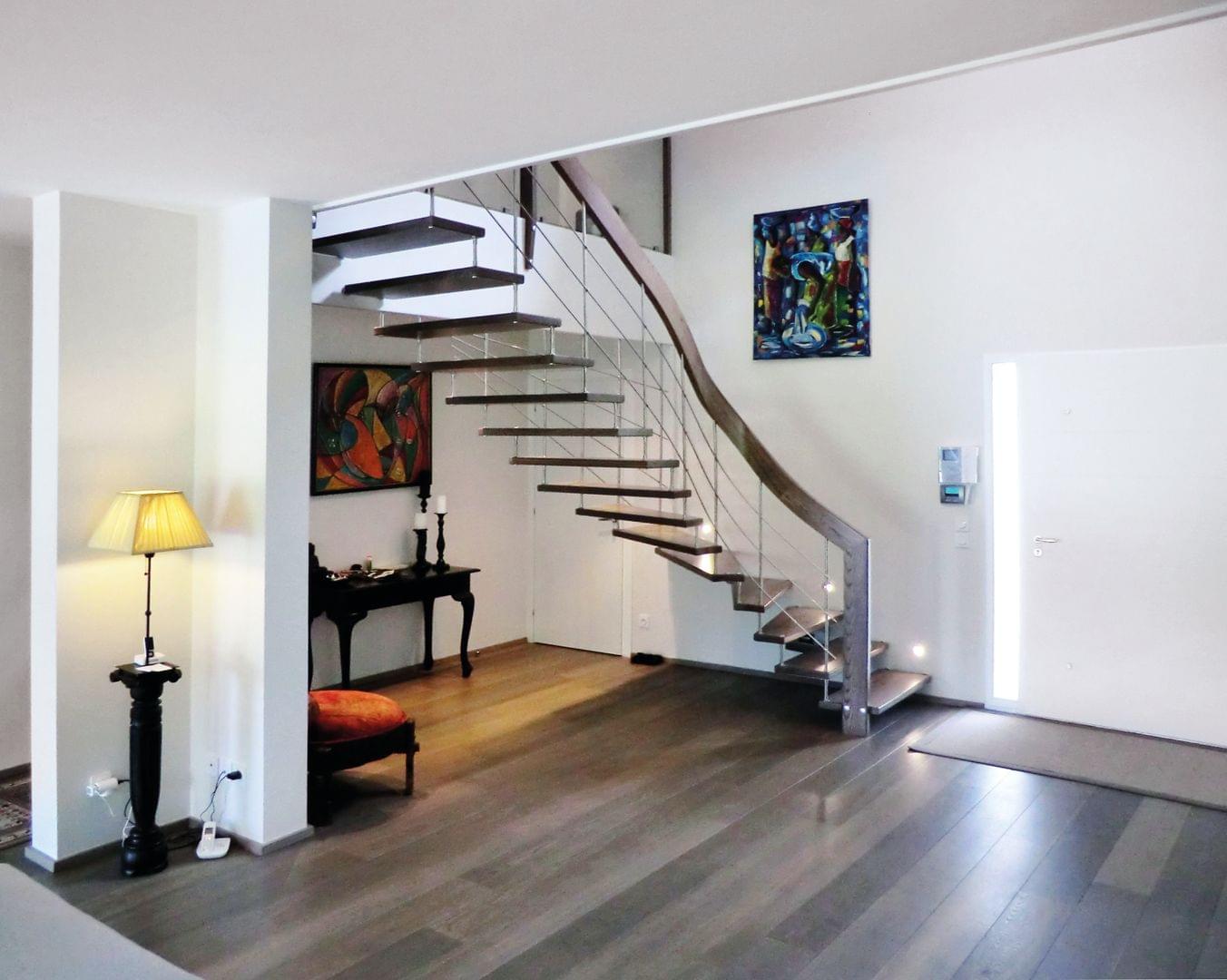 Escalier tournant en bois teinté garde-corps avec balustres en inox - Treppenmeister