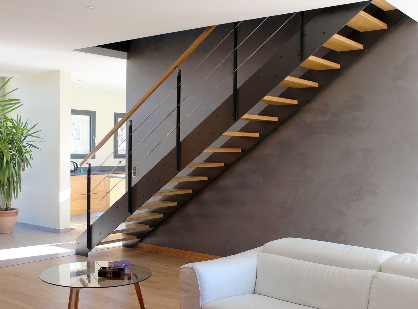 Escalier droit en bois-métal garde-corps type reling à balustres en inox - Treppenmeister