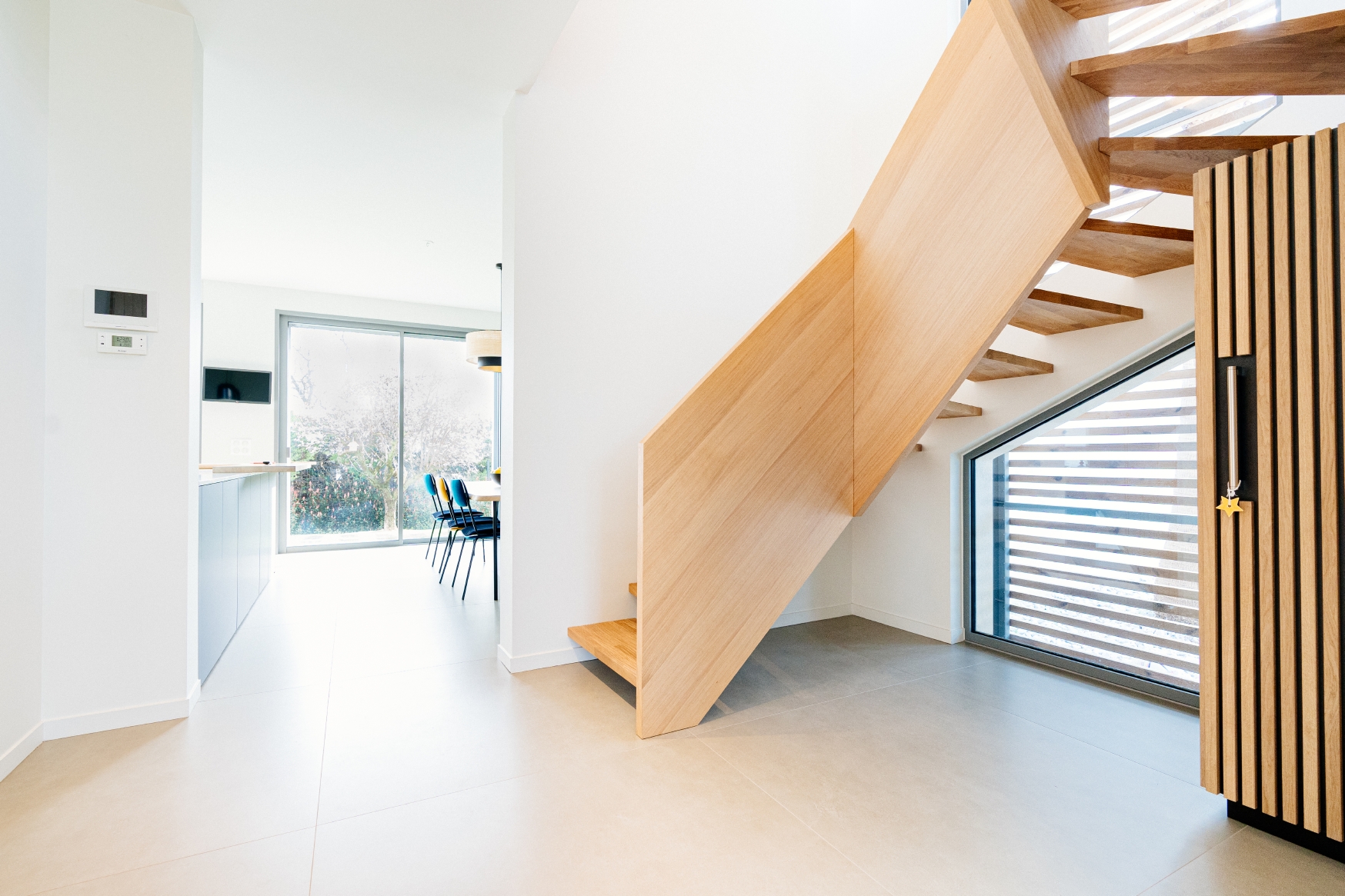 Escalier bois avec garde-corps en panneau de bois