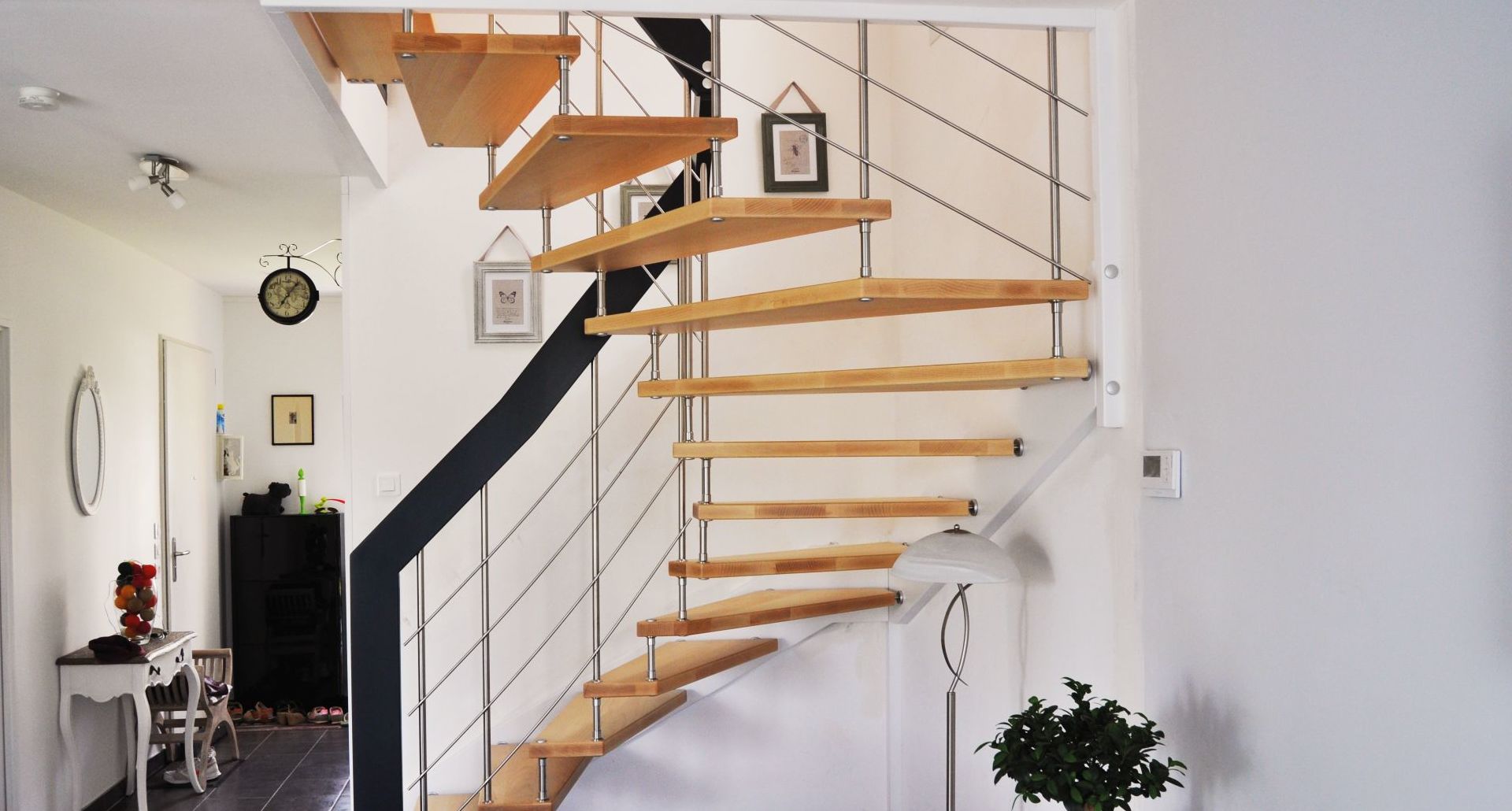 Escalier suspendu en bois modèle Nova de Treppenmeister