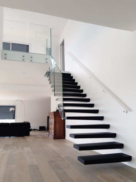 Escalier design autoporteur en bois avec garde-corps en verre |Treppenmeister