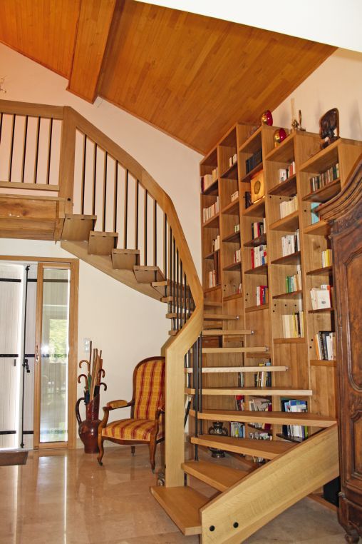 Escalier suspendu en bois avec bibliothèque-Treppenmeister