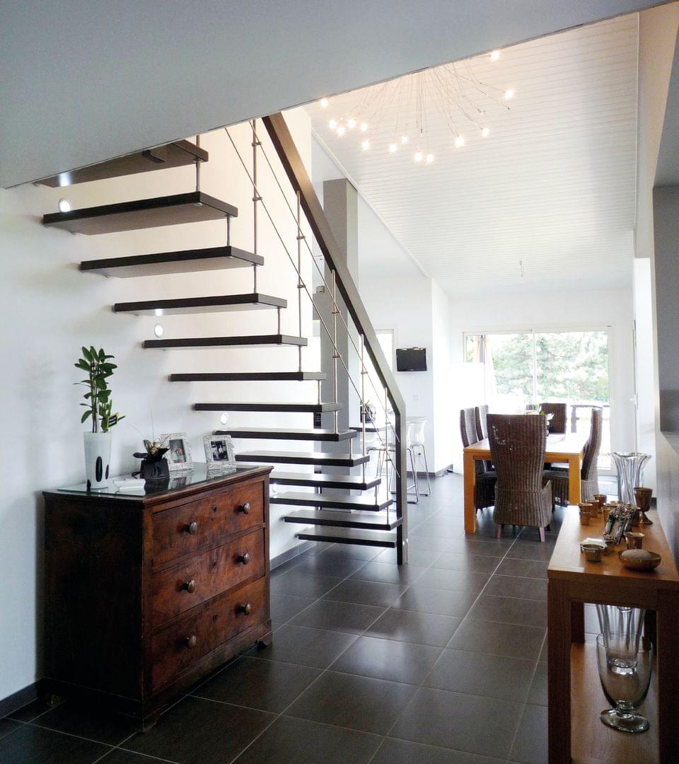 Escalier suspendu droit en bois garde-corps métallique balustres inox Treppenmeister