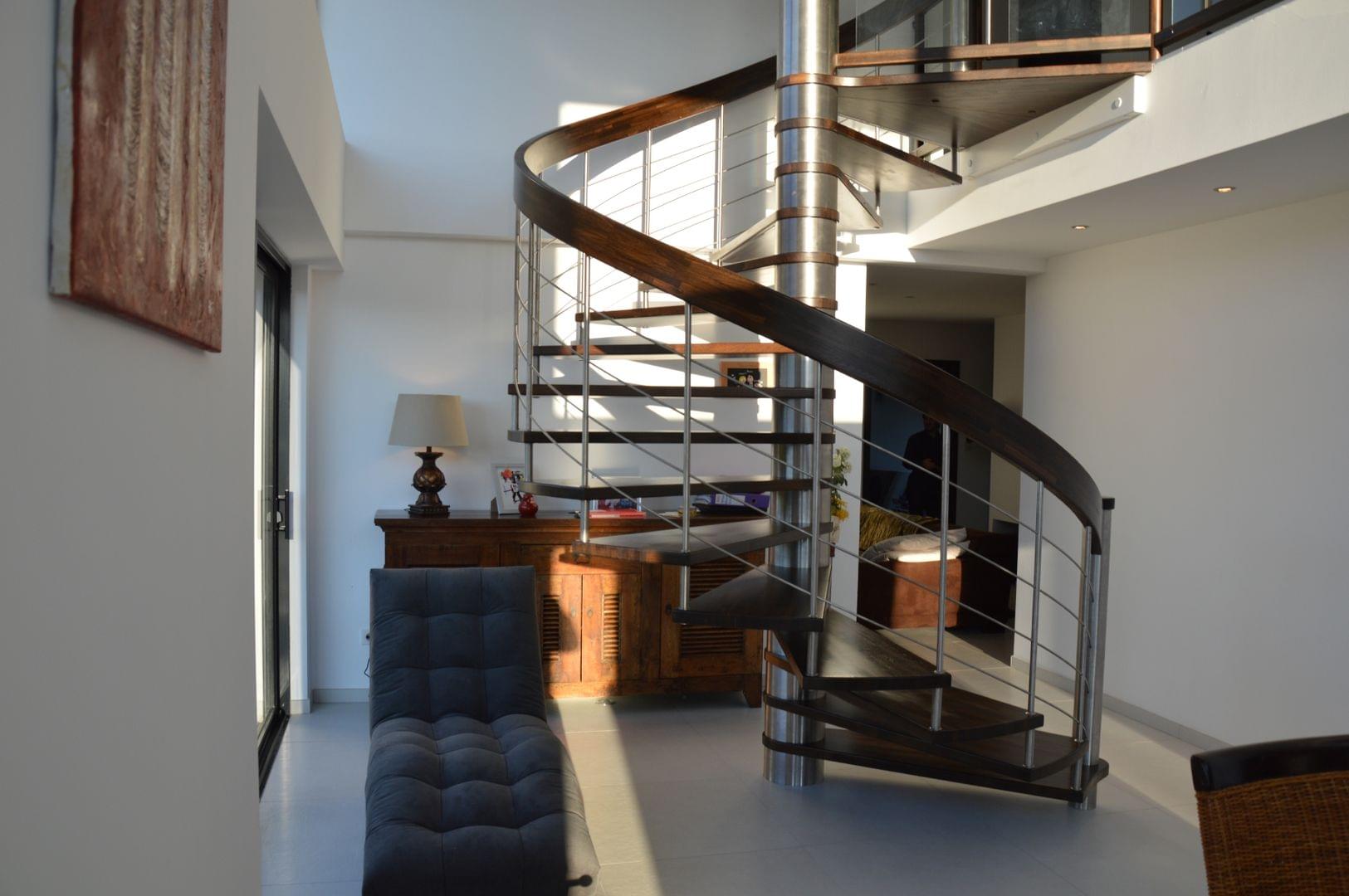 Escalier colimaçon marches en bois rampe en bois-métal contemporain Treppenmeister