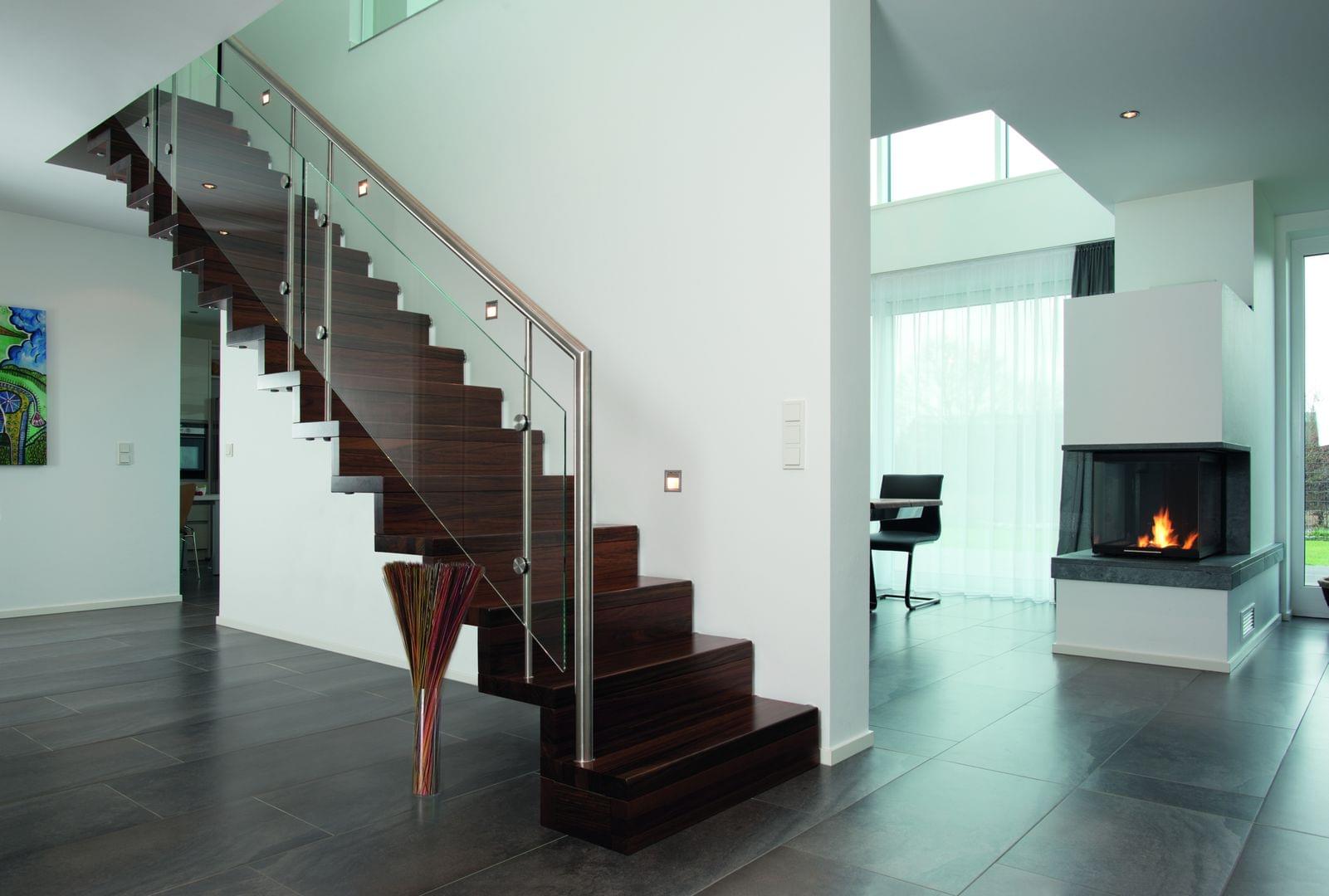 Escalier suspendu en bois avec contremarches, garde-corps en verre | Linéa de Treppenmeister