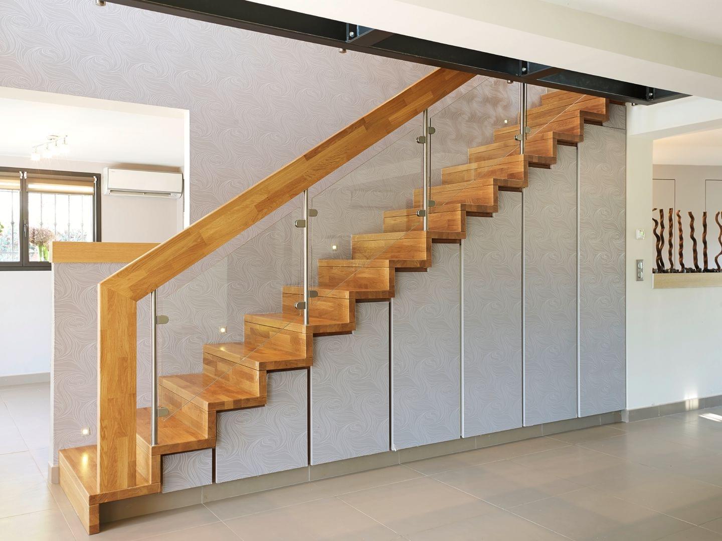 Escalier suspendu en bois avec contremarches, garde-corps en verre Treppenmeister gamme Linéa