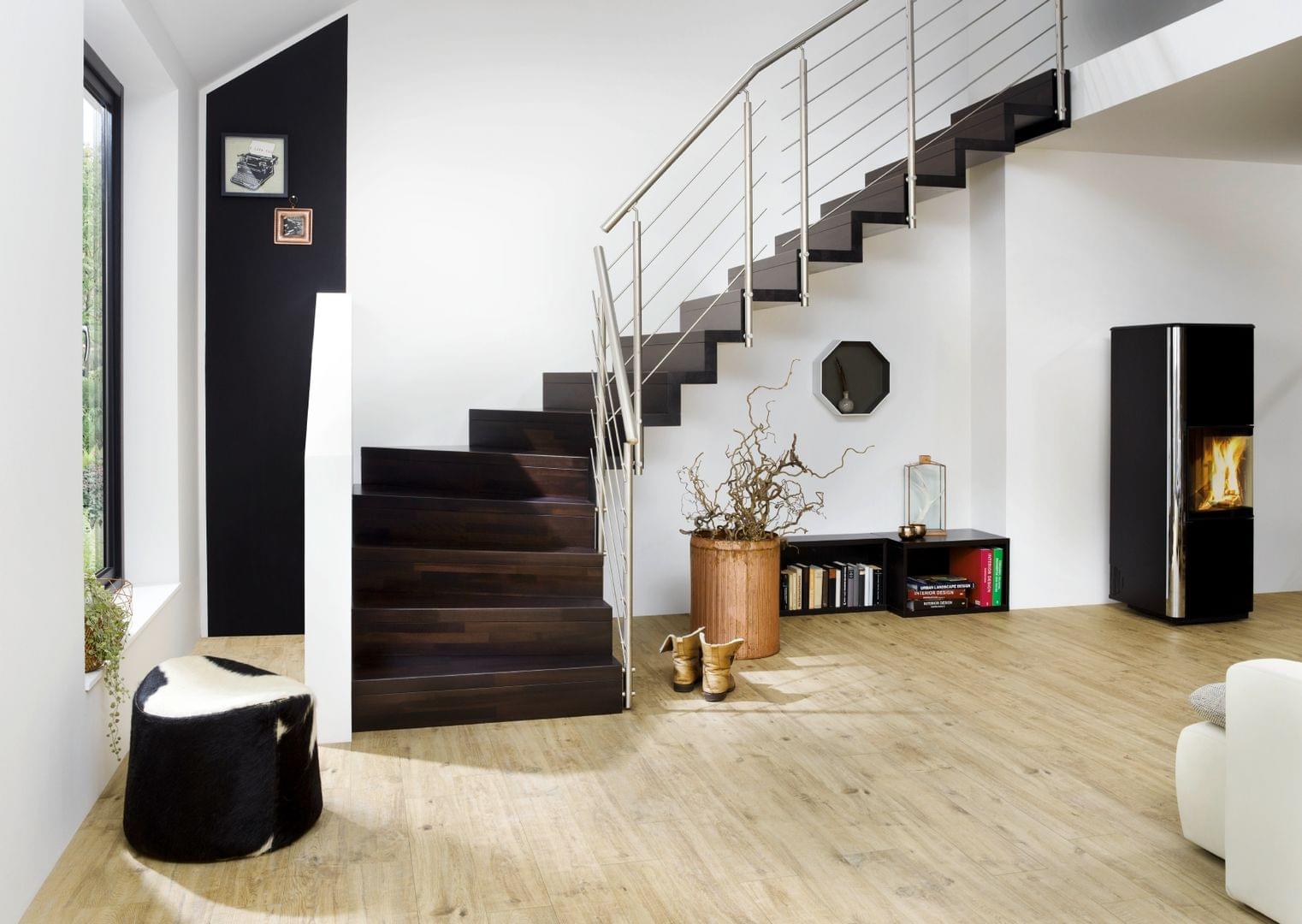 Escalier un-quart-tournant en bois avec contremarches et garde-corps Reling -Treppenmeister