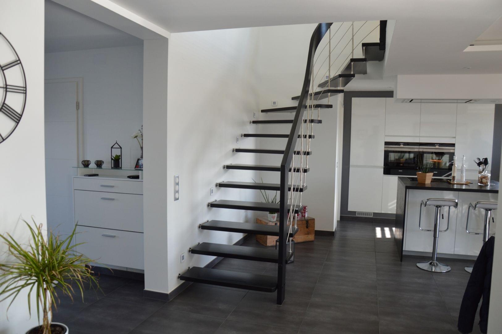 Escalier suspendu bois teinté noir garde-corps reling balustres inox - Treppenmeister