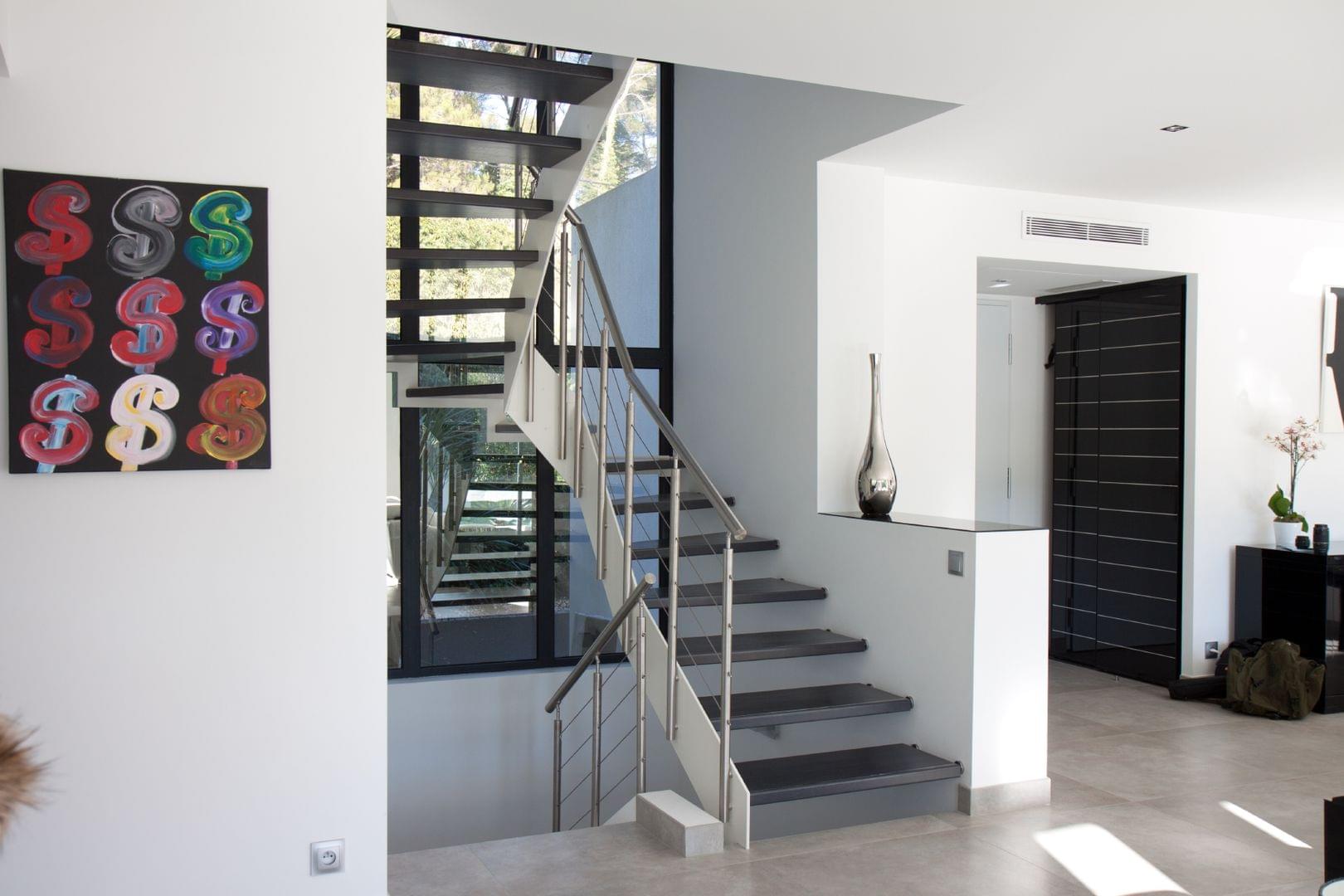 Escalier bois avec limon métallique et garde-corps Reling en inox | Treppenmeister