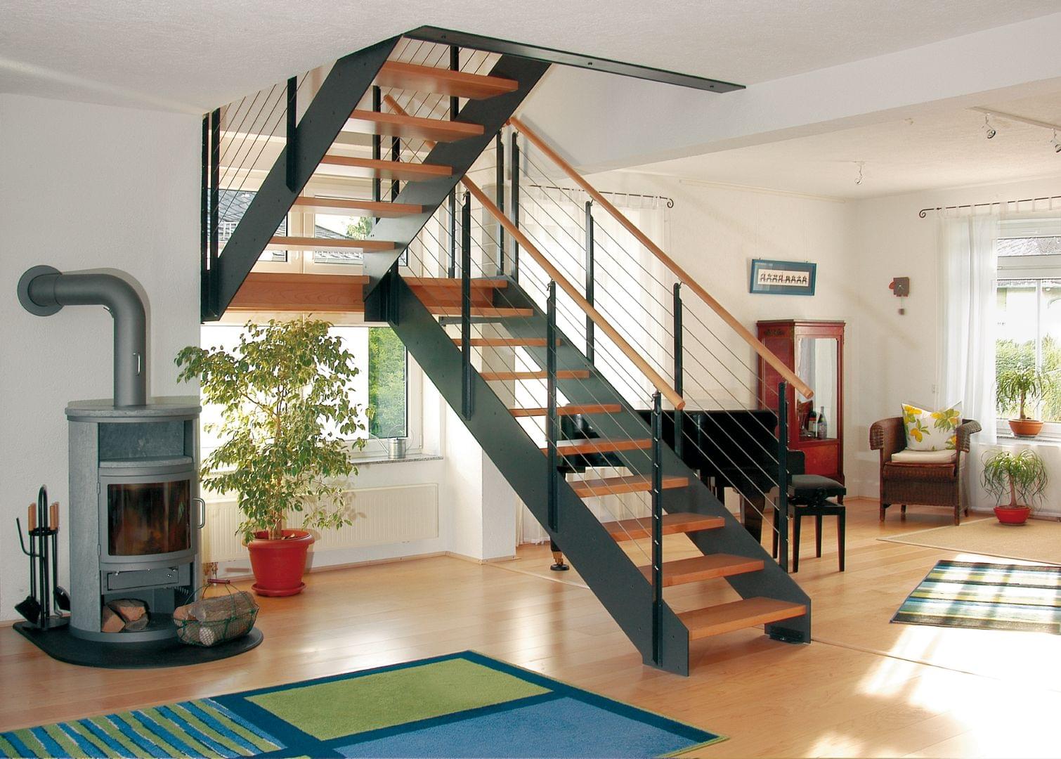 Escalier deux-quart-tournant avec palier marches en bois et limon en métal garde-corps Reling en inox Treppenmeister
