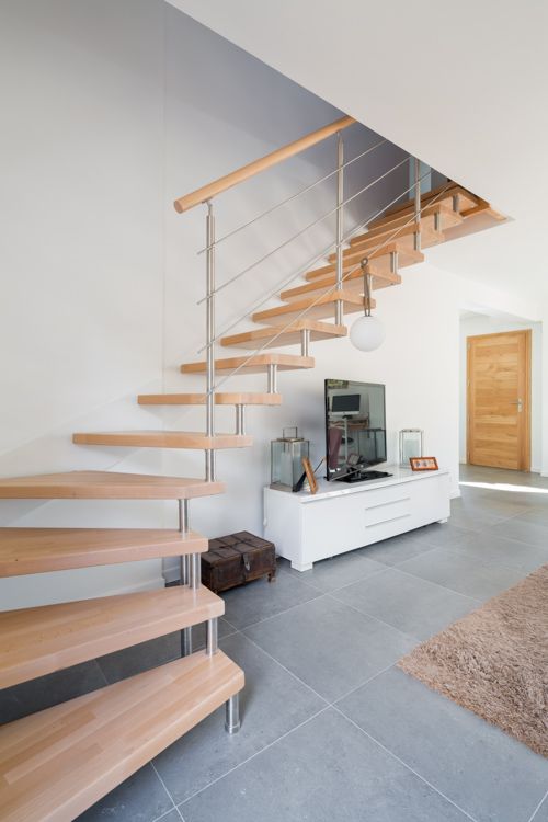 Escalier autoporteur en blois massif avec garde-corps Reling en inox | Treppenmeister