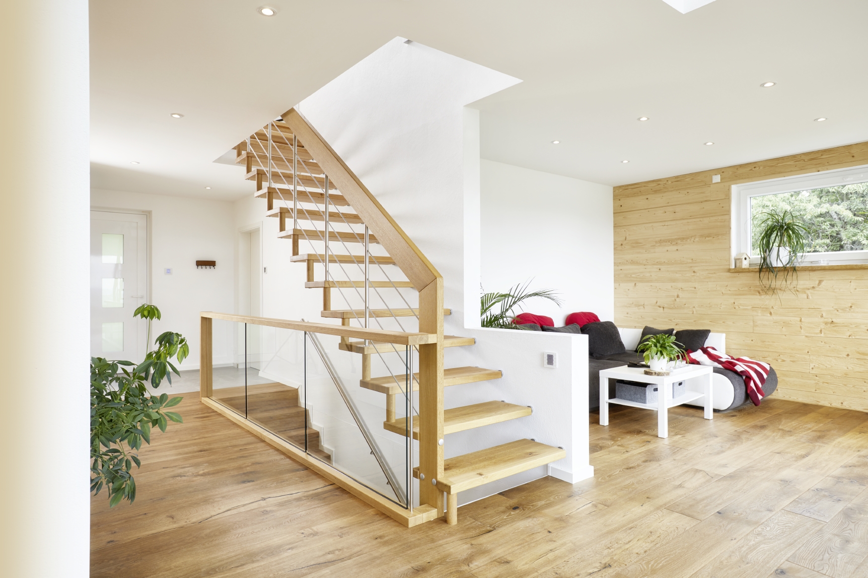 Escalier suspendu en bois avec garde-corps type Reling en inox Treppenmeister