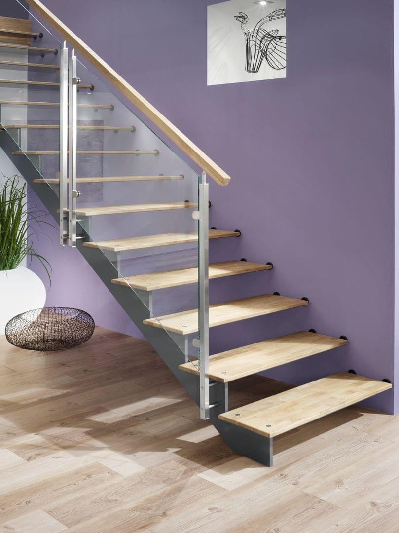 Escalier droit avec limon en acier, marches en bois et garde-corps en verre