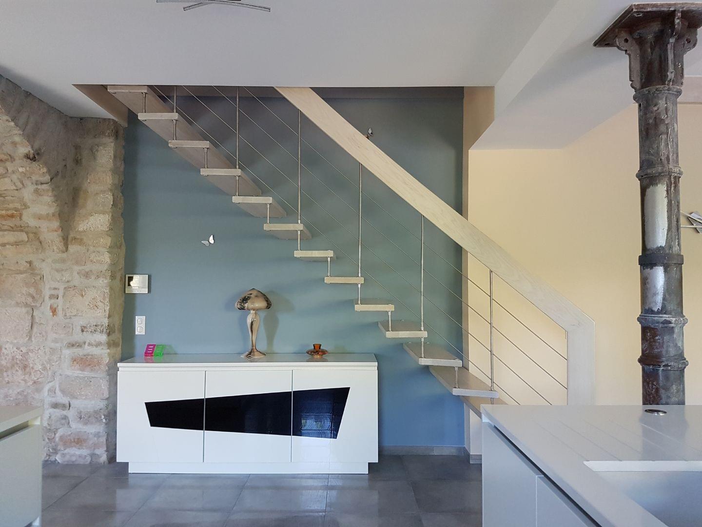 Escalier suspendu droit en bois teinté garde-corps métallique en inox | Treppenmeister