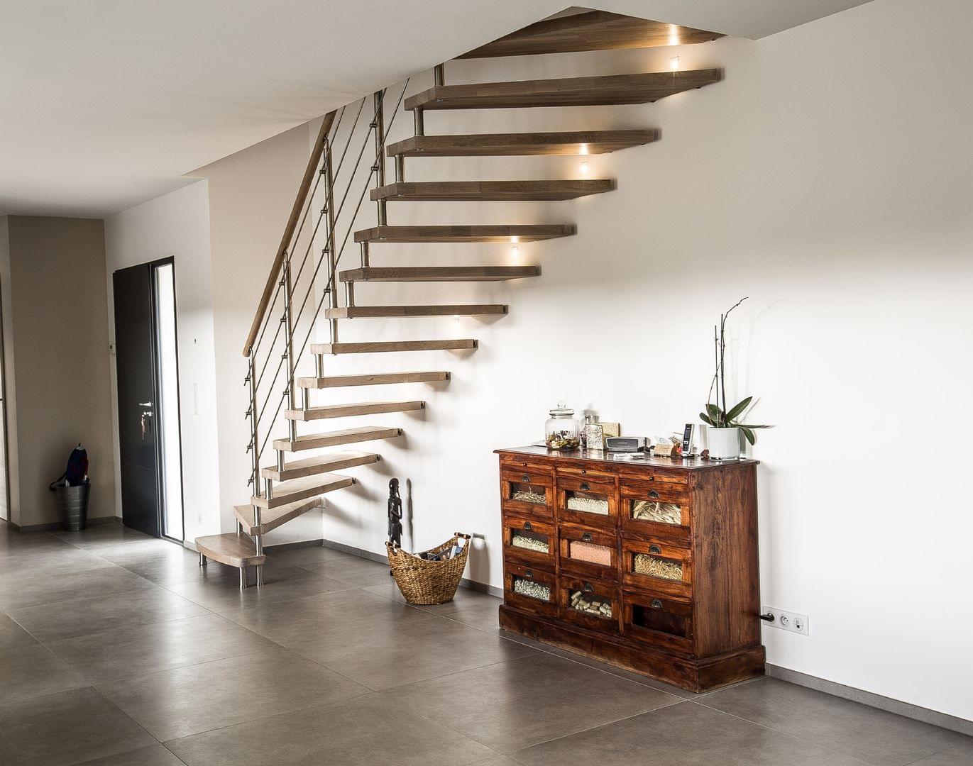 Escalier sur-mesure autoporteur moderne en bois avec garde-corps Reling - Treppenmeister