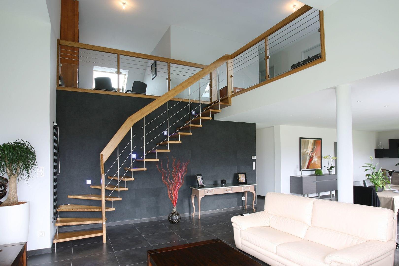 Escalier suspendu quart-tournant en bois garde-corps métal type Reling