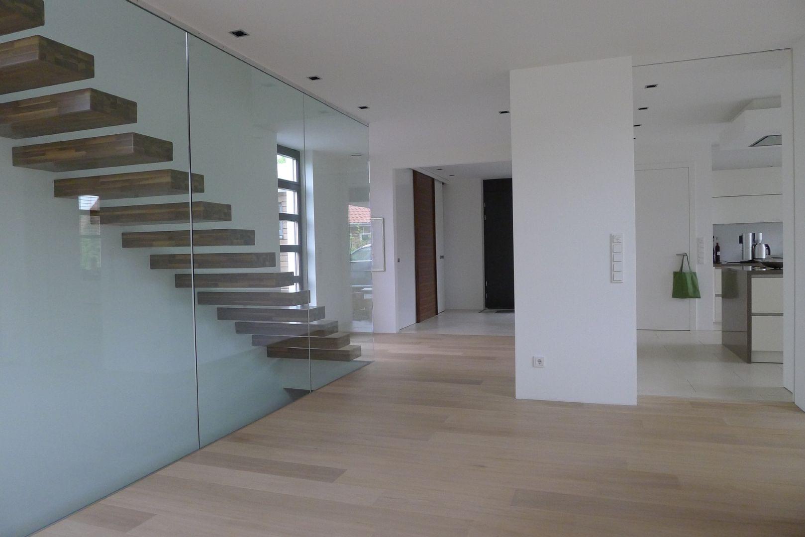 Escalier droit autoporteur en bois garde-corps en verre - Treppenmeister