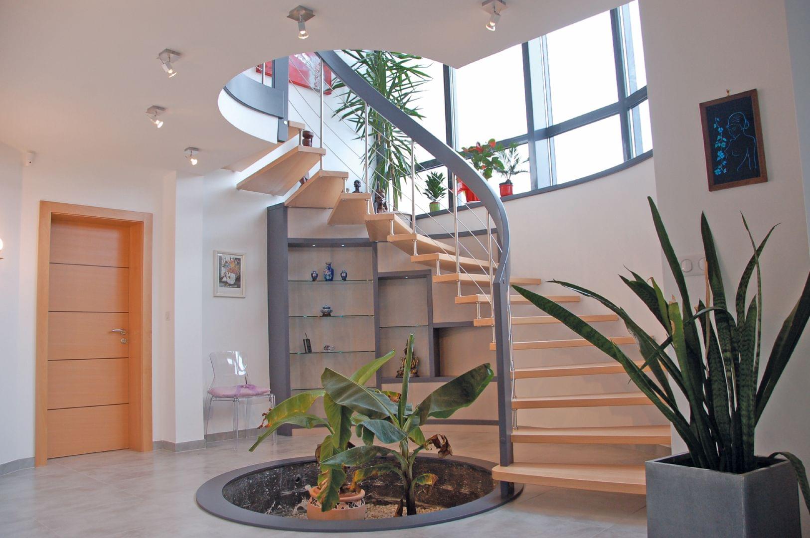 Escalier suspendu tournant en bois massif | Treppenmeister