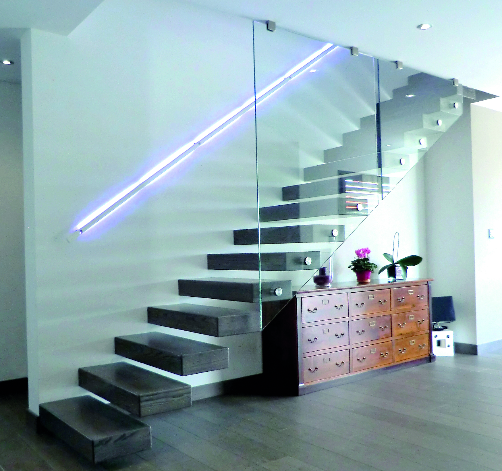 Escalier droit autoporteur en bois avec garde-corps en verre - Treppenmeister