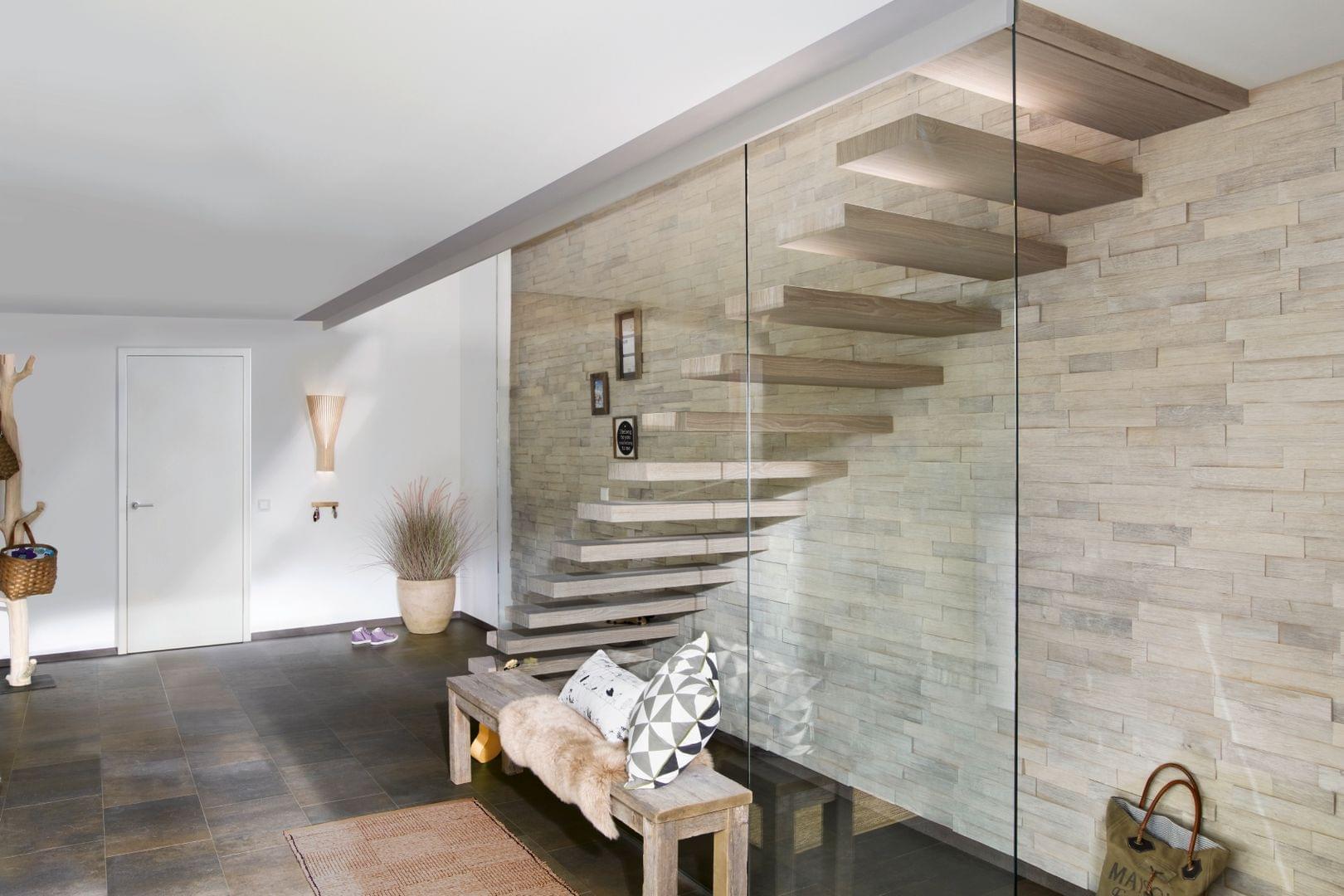Escalier design autoporteur suspendu en bois-garde-corps en verre-Treppenmeister