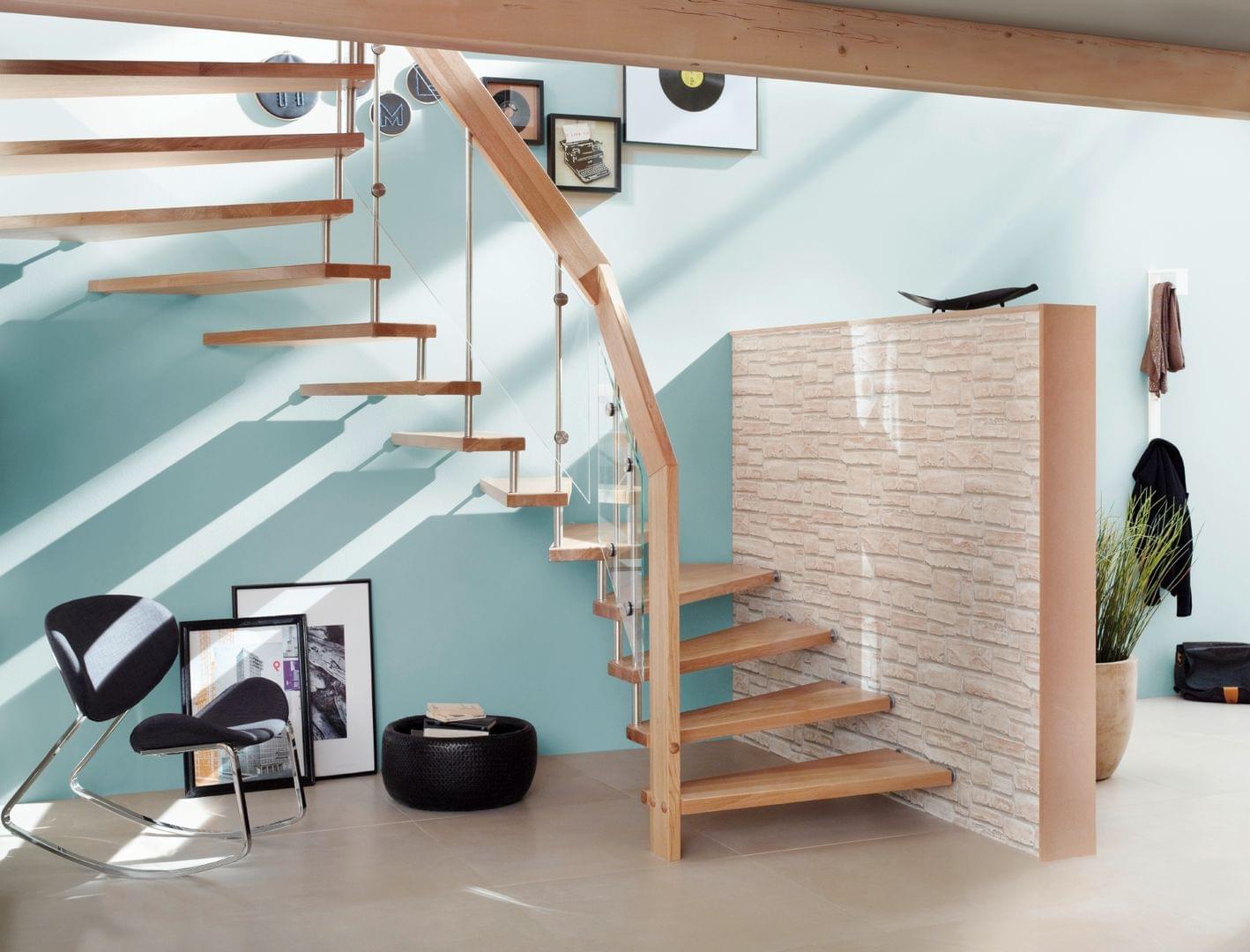 Escalier suspendu deux-quart-tournant en bois, garde-corps en verre Treppenmeister