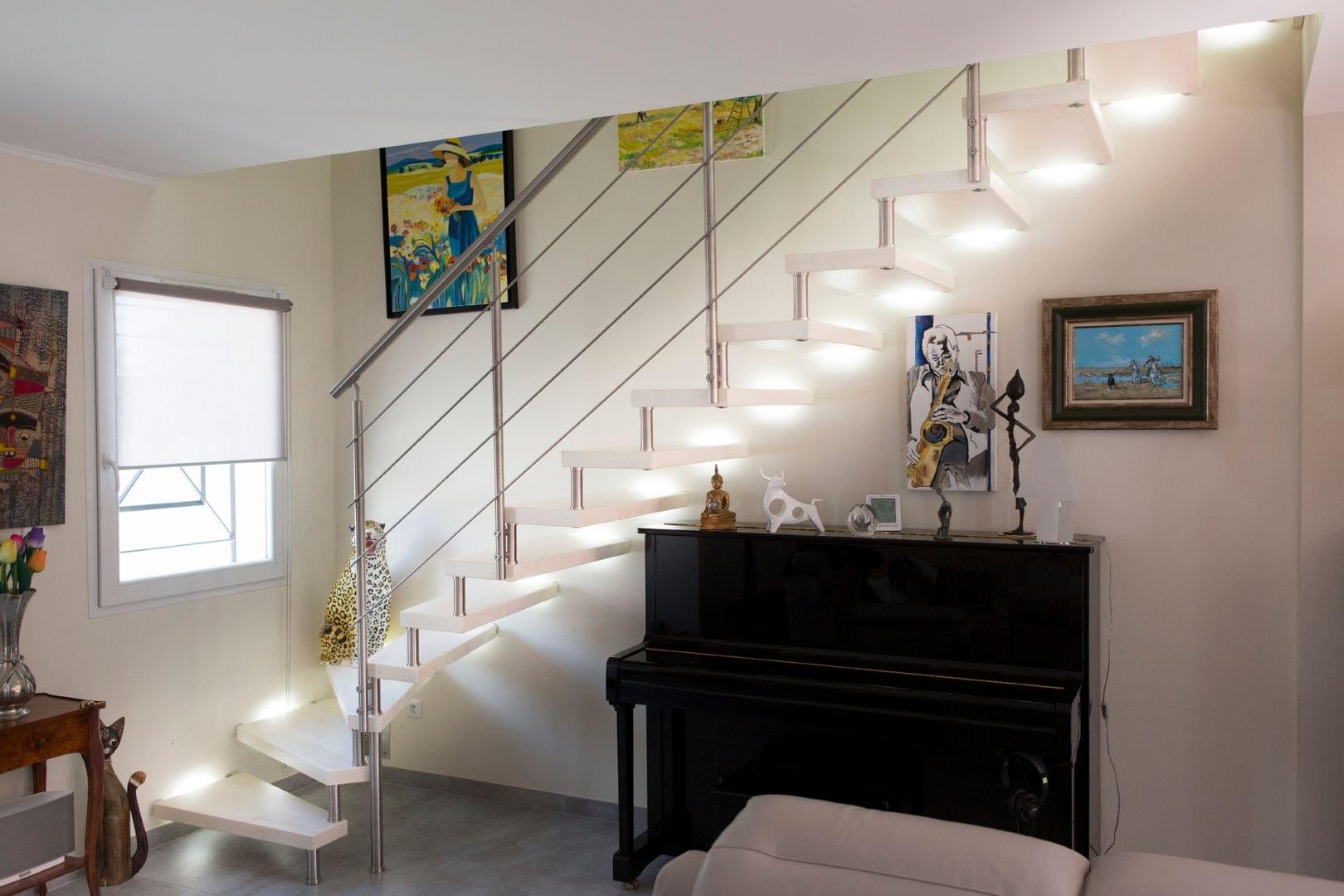 Escalier autoporteur en bois teinté blanc avec garde-corps Reling en inox | Treppenmeister