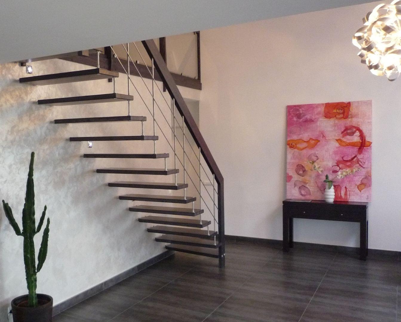 Escalier design suspendu en bois avec garde-corps reling en inox | Treppenmeister
