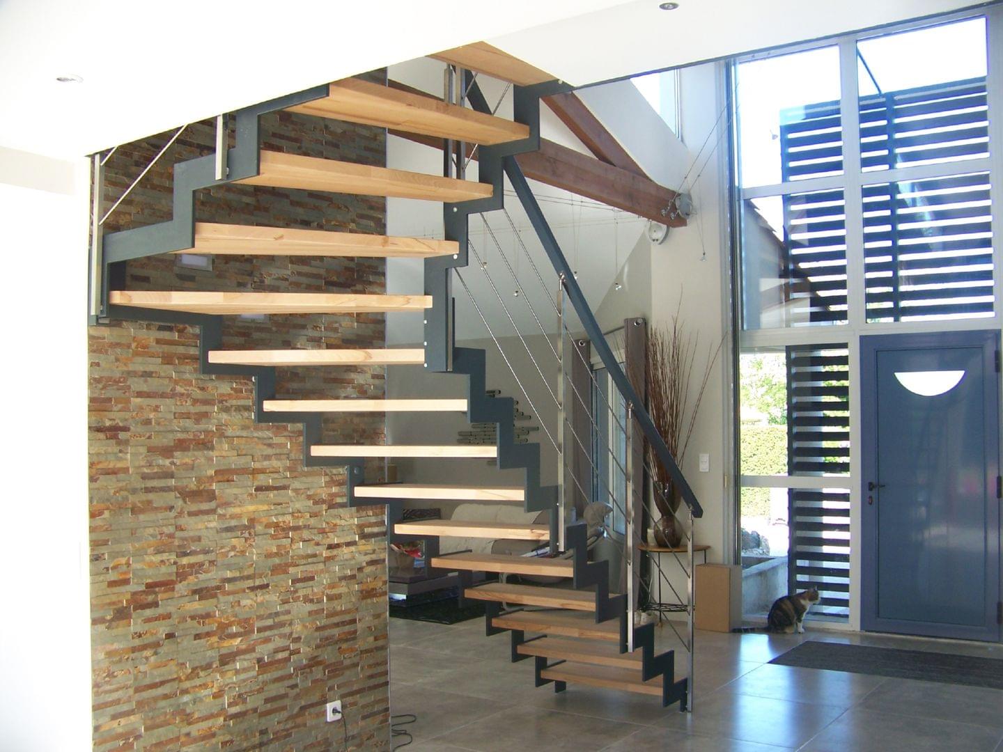Escalier en bois avec limon métallique en acier et garde-corps Reling en inox -Treppenmeister