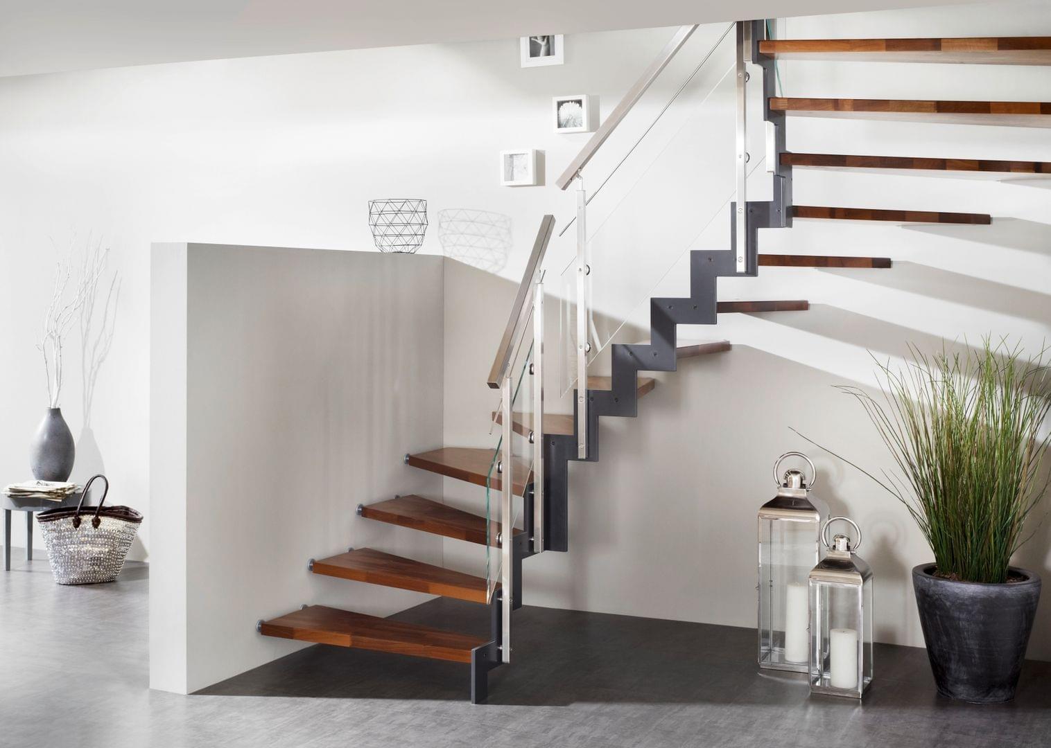 Escalier métallique marches en bois et garde-corps en verre - Treppenmeister
