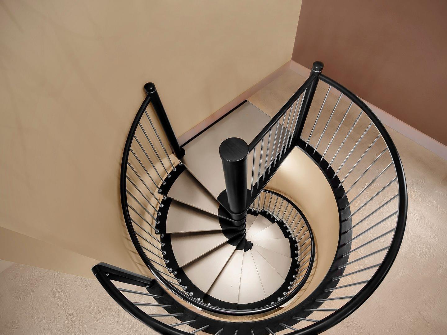 Escalier en colimaçon marches en bois, garde-corps en métal design Treppenmeister