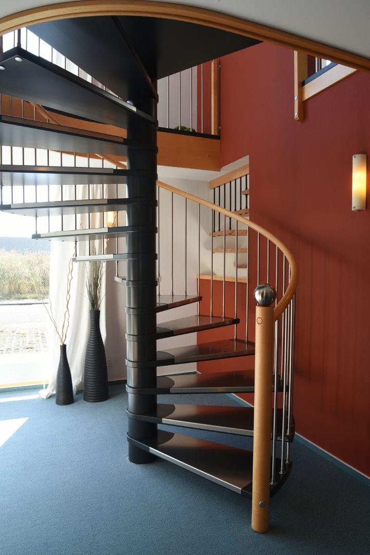 Escalier en colimaçon marches en bois rampe en acier inoxydable garde-corps en bois Treppenmeister