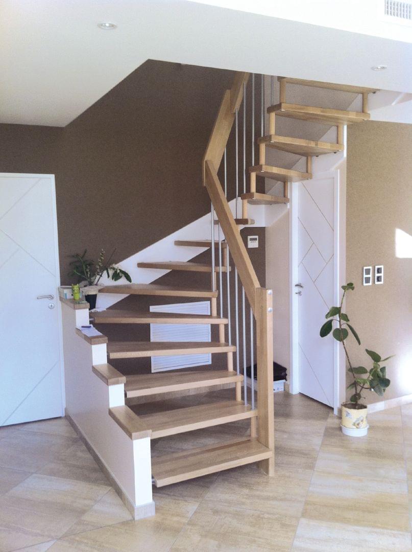 Escalier suspendu en bois garde-corps avec balustres métalliques thermolaqués
