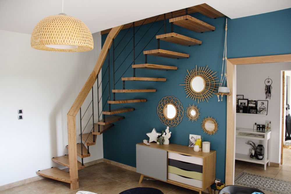 Escalier suspendu quart-tournant an bois à balustres noir en métal | Treppenmeister